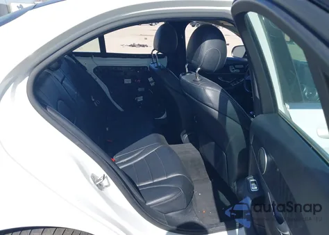 2016 Mercedes-Benz C 300 4Matic z USA, uszkodzony, nr VIN 55SWF4KB9GU146647